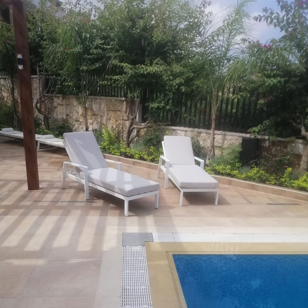 NB 2 Sun Loungers+Table White Frame A18034 Beige